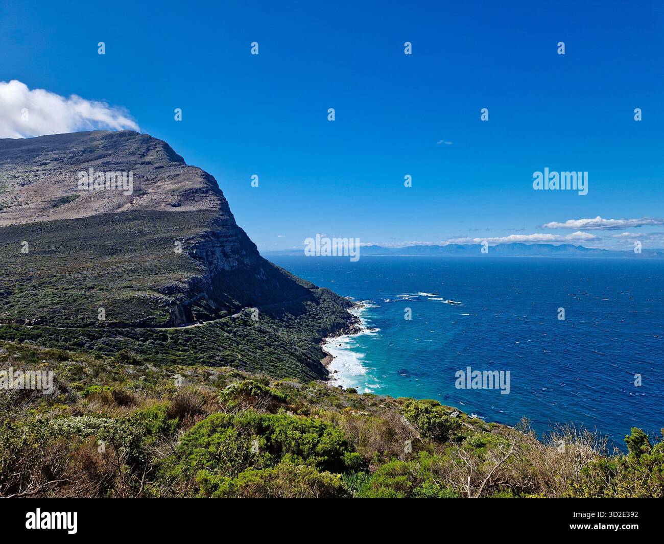 Viaggio su strada lungo una panoramica strada costiera vicino a Cape of Good Hope, città del Capo, Sud Africa. Foto Stock