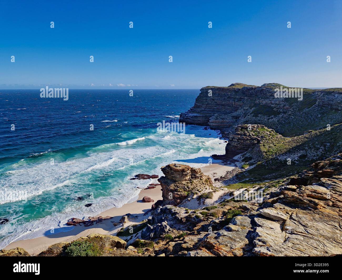 Scogliere spettacolari e Oceano Atlantico a Diaz Beach, Cape Point, Sud Africa Foto Stock
