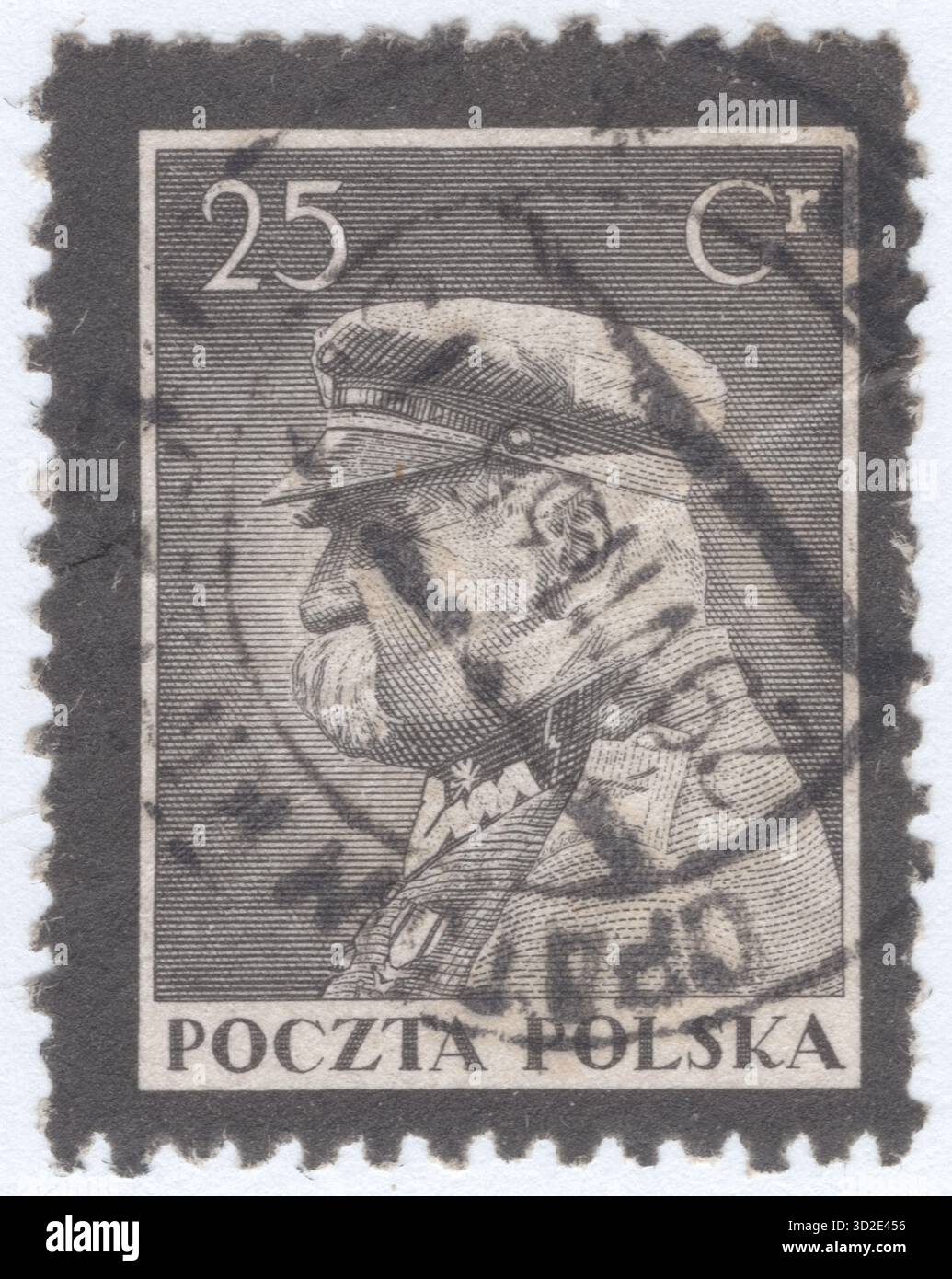 POLONIA — 1935 maggio 16: 25 francobollo nero grossolano raffigurante il ritratto di Jozef Klemens Piłsudski, numero in lutto. Fu uno statista polacco che servì come capo di Stato e primo maresciallo di Polonia (dal 1920). All'indomani della prima guerra mondiale, divenne una figura sempre più dominante nella politica polacca e esercitò un'influenza significativa sulla definizione della politica estera del paese. È visto come un padre della seconda Repubblica polacca, che fu ristabilita nel 1918 ed era considerato de facto leader (1926-1935) della seconda Repubblica polacca come ministro degli affari militari Foto Stock