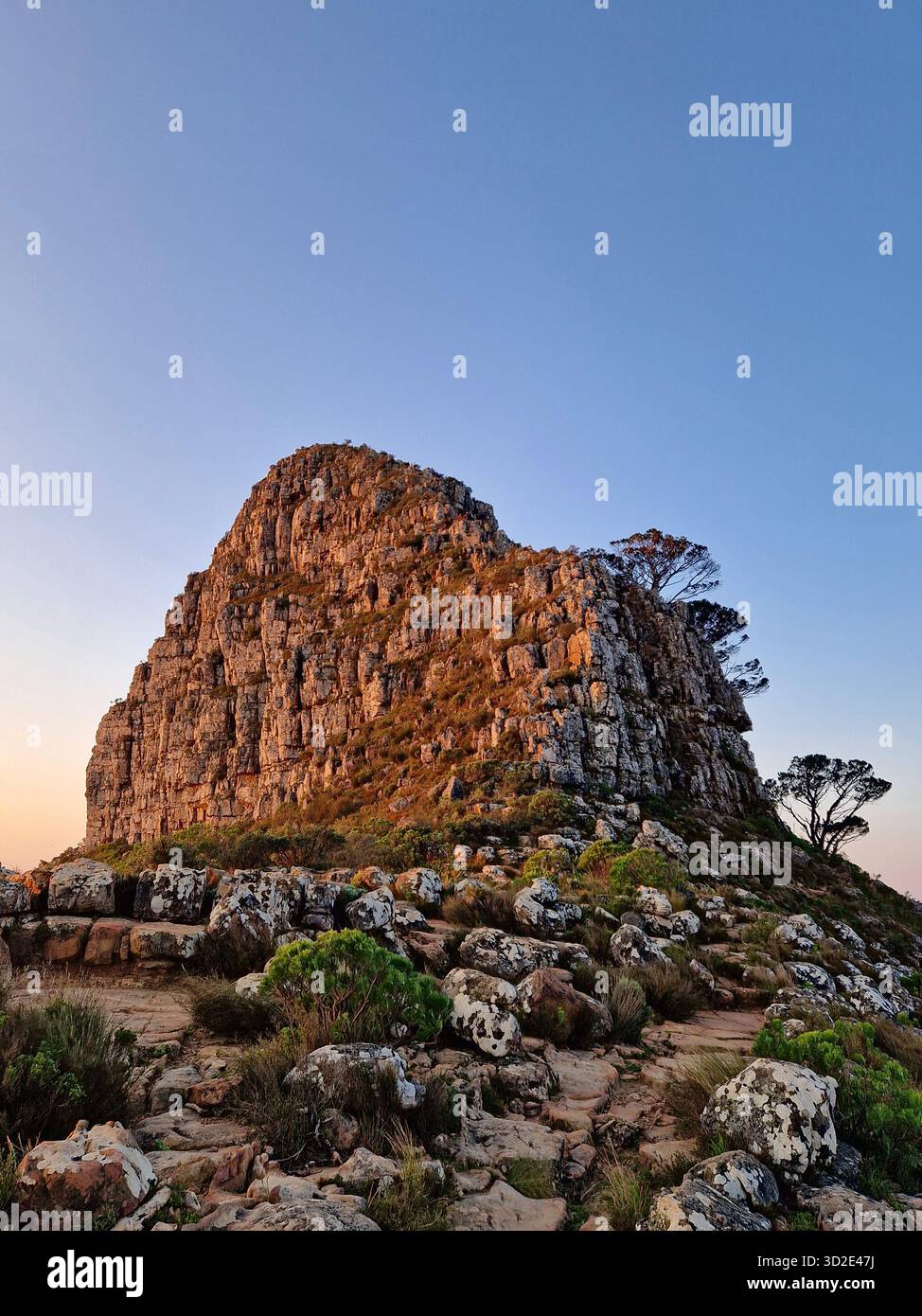 Picco di Lion's Head al tramonto dell'ora d'oro a città del Capo, Sud Africa - Immagine stock catturata con smartphone