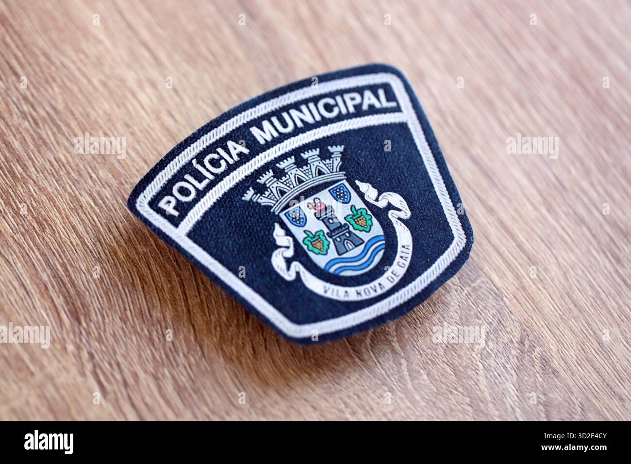 KIEV, UCRAINA - 6 SETTEMBRE 2025 Portogallo patch della polizia municipale su una superficie di legno marrone primo piano Foto Stock