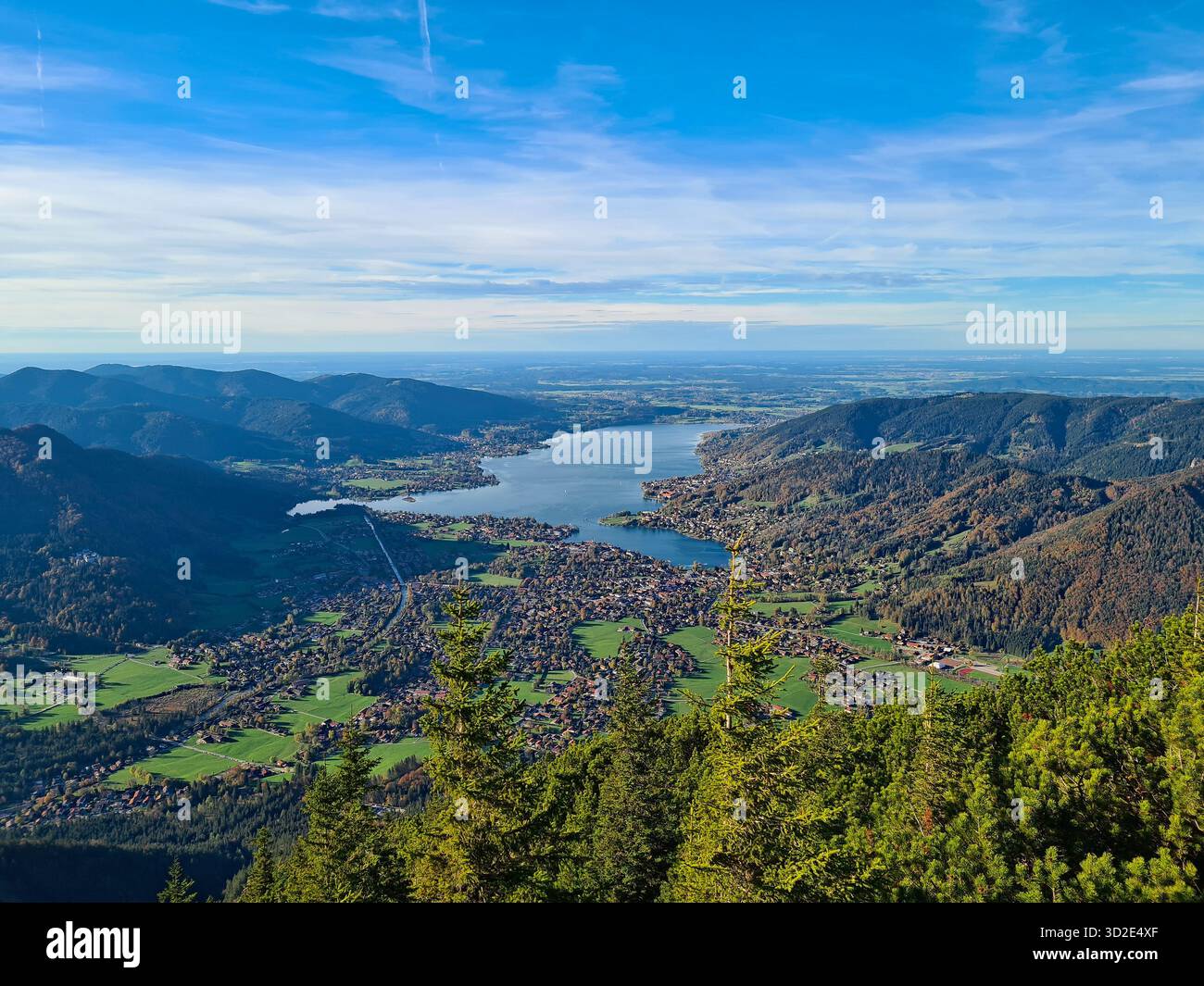 Vista panoramica del lago Tegernsee nelle Alpi Bavaresi, Germania - Immagine stock catturata con smartphone