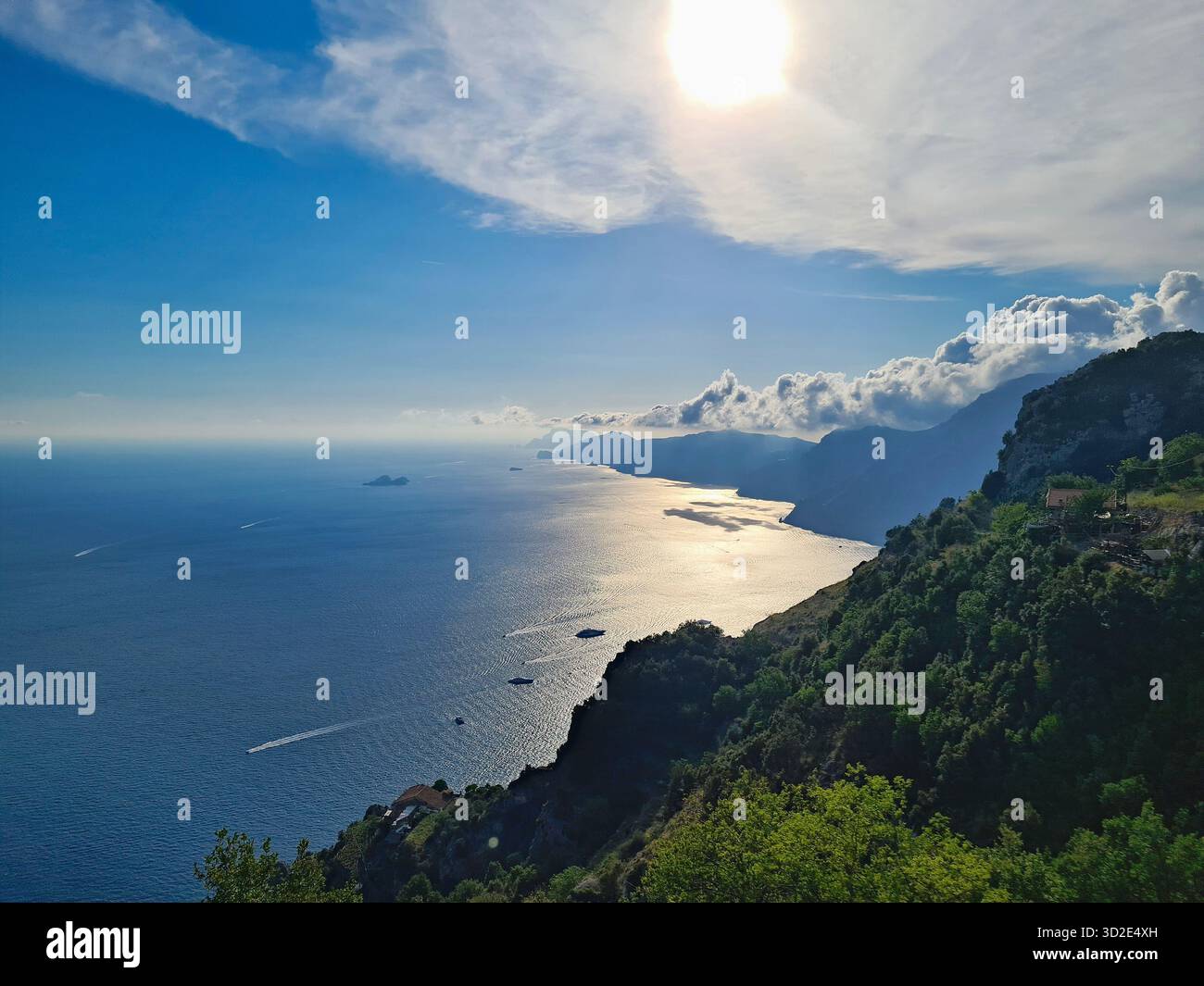 Vista panoramica dal Sentiero degli dei sulla Costiera Amalfitana. - Immagine stock catturata con smartphone