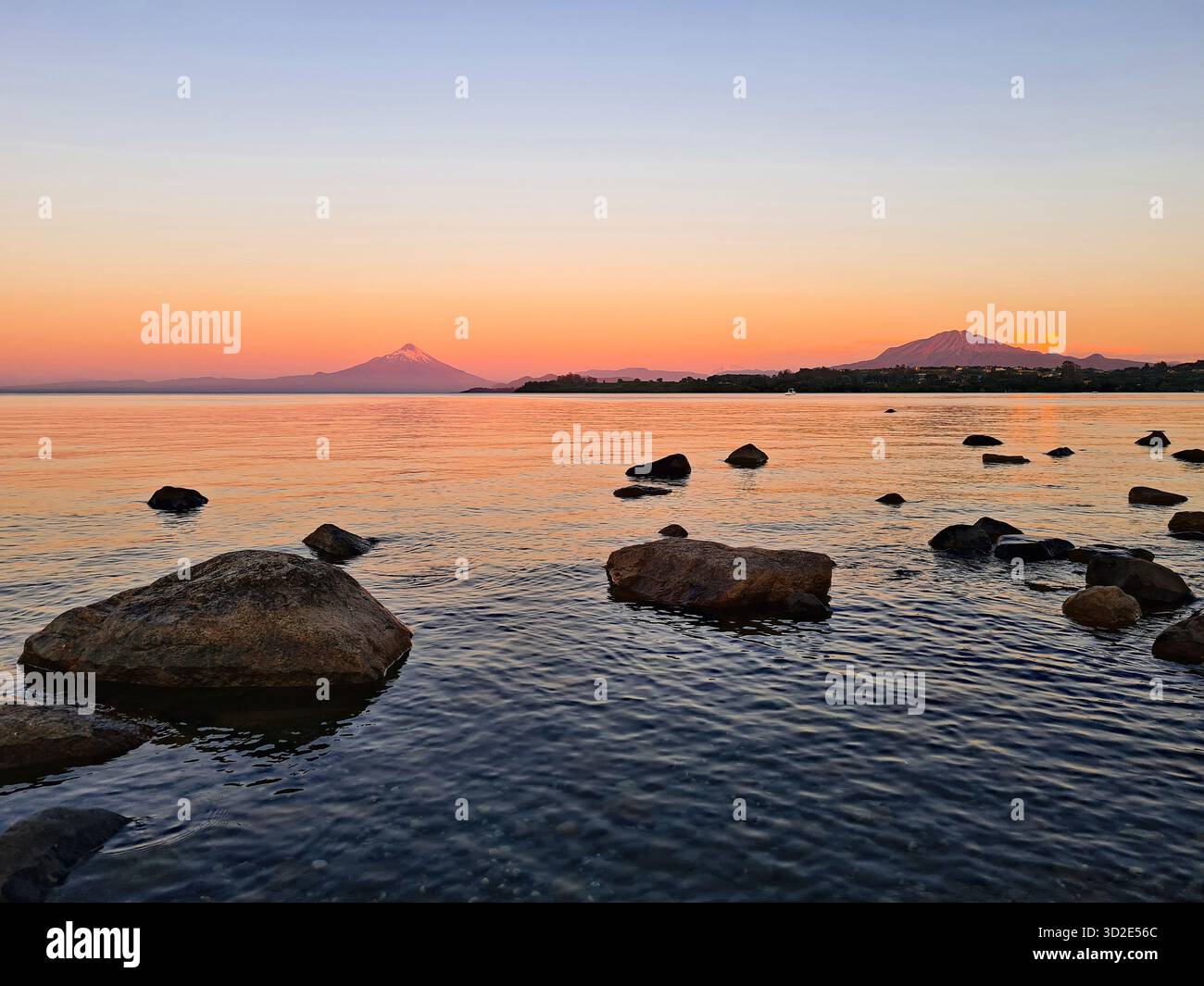 Vulcano Osorno al tramonto, vista dal lago Llanquihue, Patagonia, Cile. - Immagine stock catturata con smartphone