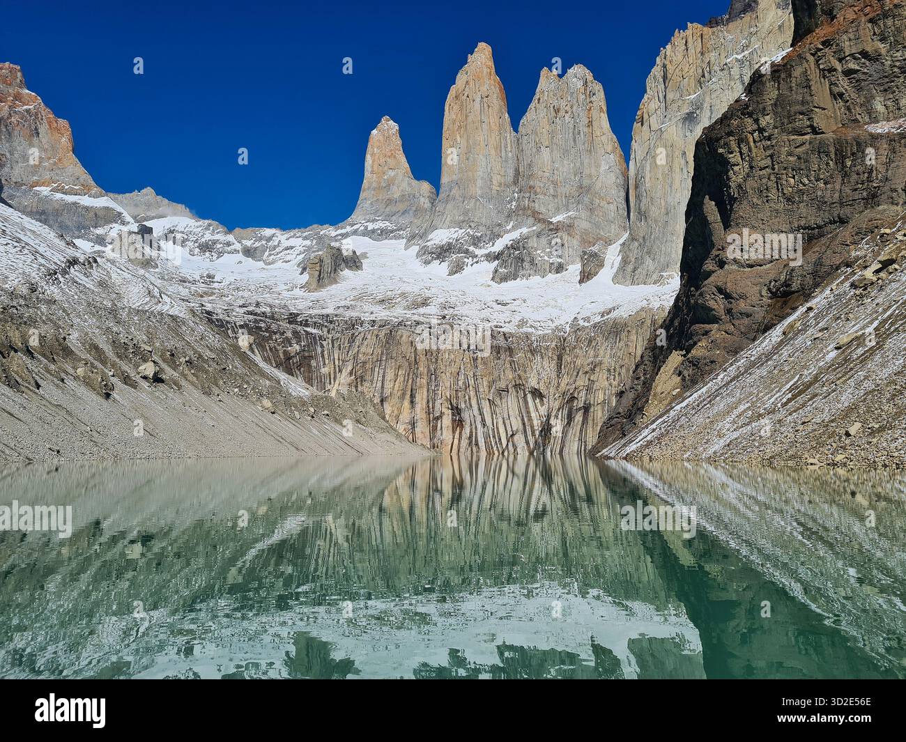 Splendida riflessione delle Torres del Paine in un lago alpino turchese, Cile. Foto Stock