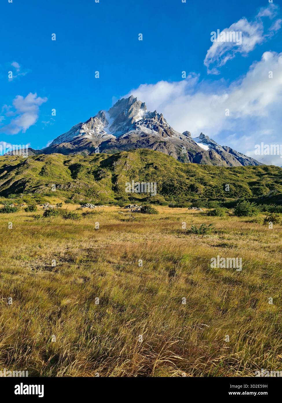 Luce mattutina sulla montagna innevata a Torres del Paine, Cile. - Immagine stock catturata con smartphone