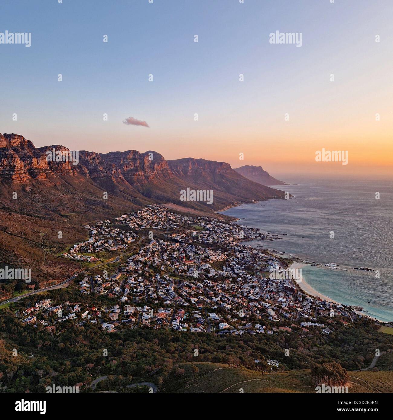 Vista dalla Lion's Head of the Camps Bay Coastline a Golden Hour, città del Capo, Sud Africa. Foto Stock