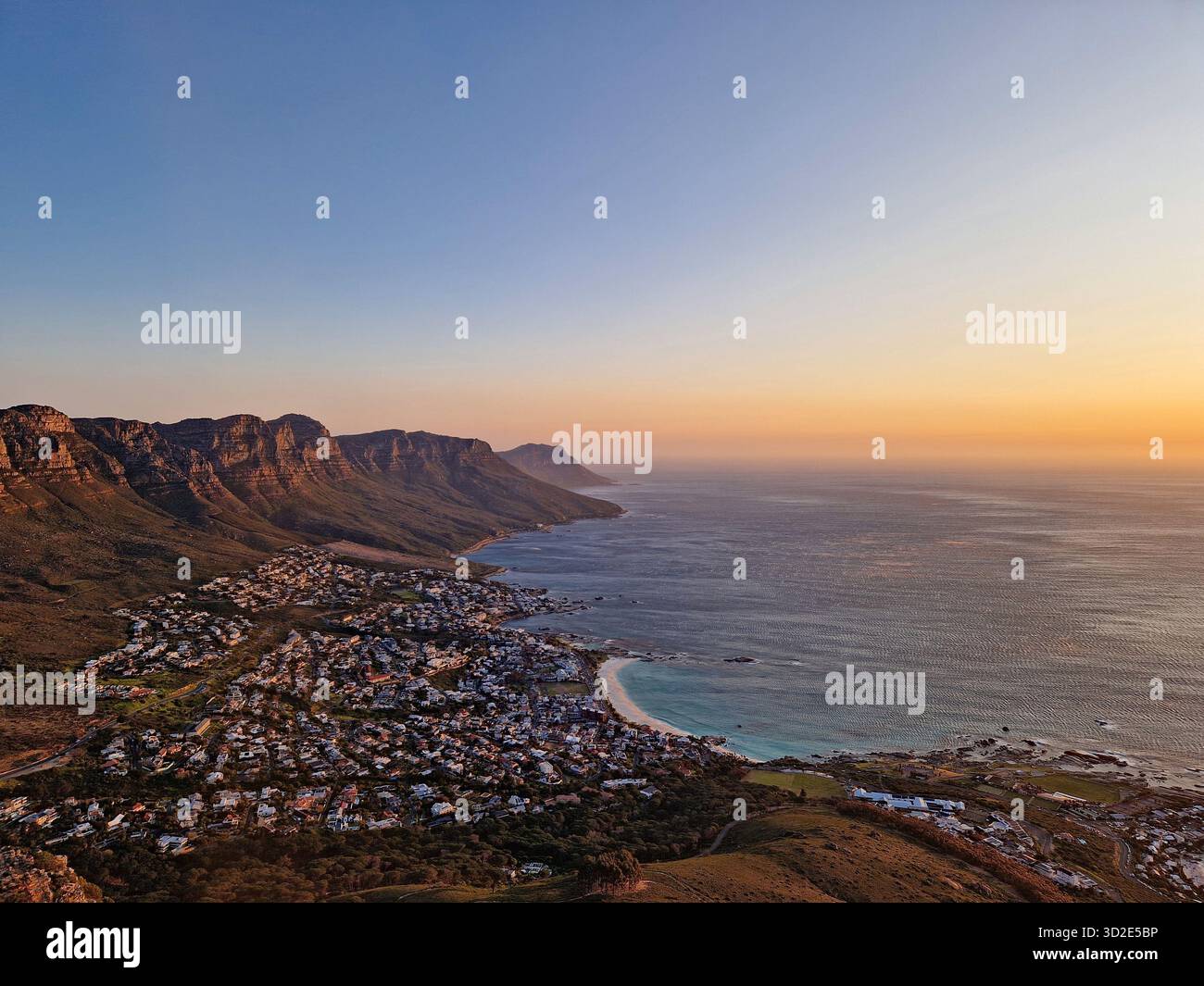 Splendida vista aerea di Camps Bay e dei dodici Apostoli al tramonto, città del Capo, Sud Africa. Foto Stock