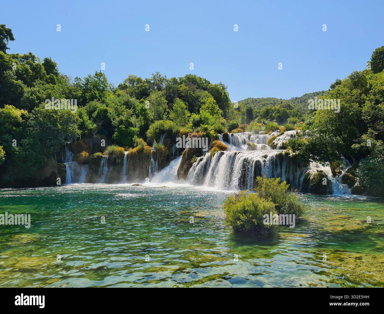 Vista grandangolare della cascata Skradinski Buk nel Parco Nazionale di Krka, Croazia. - Immagine stock catturata con smartphone
