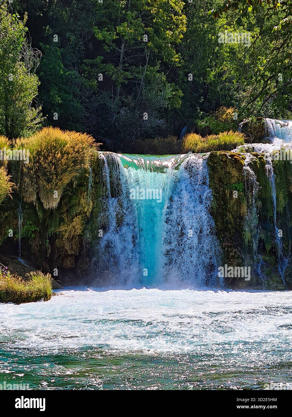 Splendida cascata turchese nel Parco Nazionale di Krka, Croazia. - Immagine stock catturata con smartphone