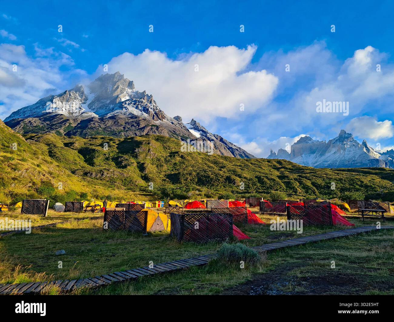 Campeggio in un campo base nel Parco Nazionale Torres del Paine, Patagonia, Cile. Foto Stock