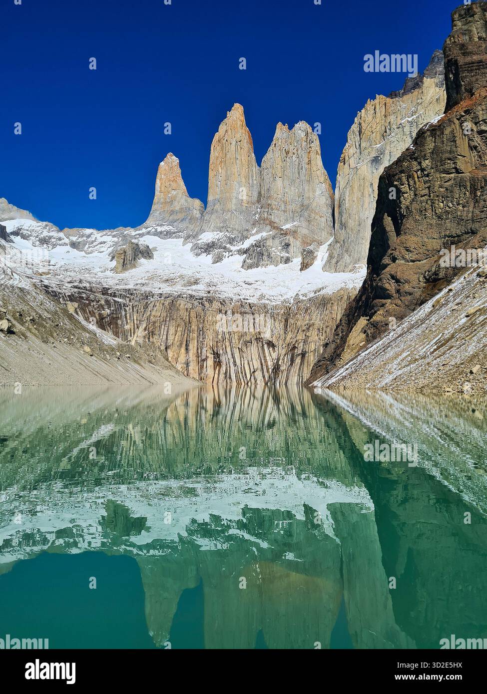 Riflesso panoramico delle vette di Las Torres in un lago glaciale, Patagonia, Cile. Foto Stock
