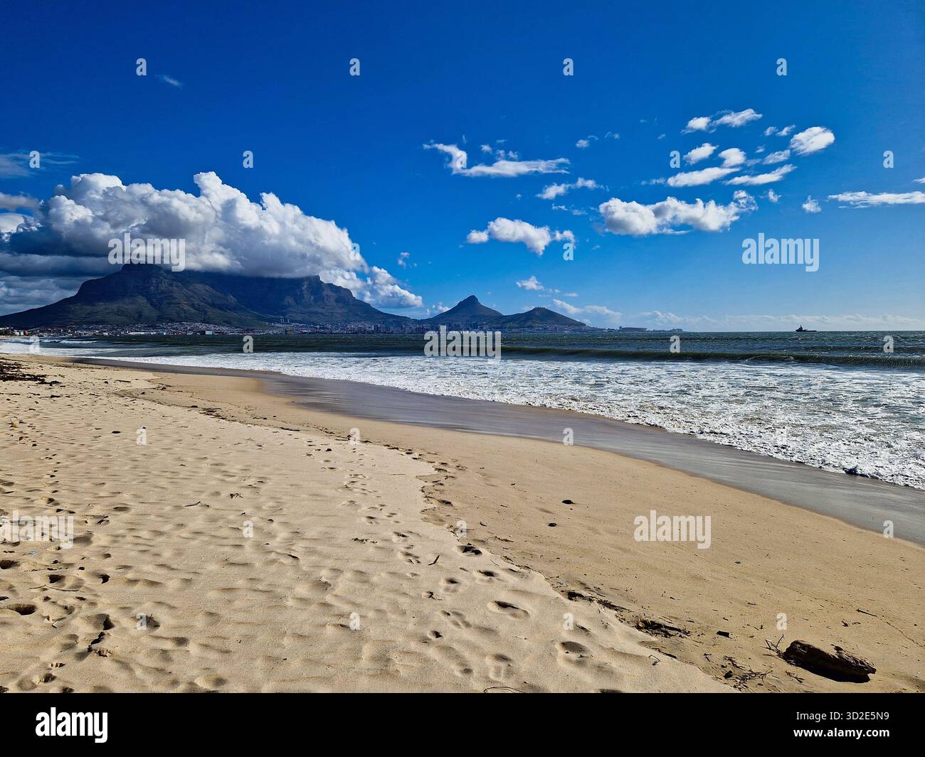 Famoso punto di riferimento di Table Mountain da Woodbridge Island, Capo Occidentale, Sud Africa Foto Stock
