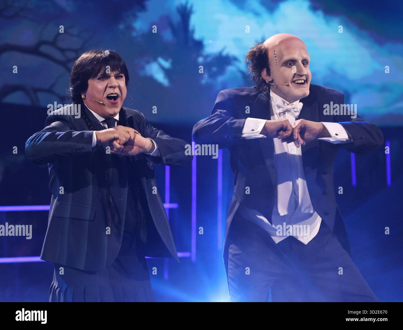 Roma, Italia. 31 ottobre 2025. Roma, studi Rai ex caro, programma televisivo "tale e quale Show". Nella foto: Gabriele Cirilli impersonava mercoledì, Flavio Insinna impersonava Frankenstein. Credito: Agenzia fotografica indipendente/Alamy Live News Foto Stock