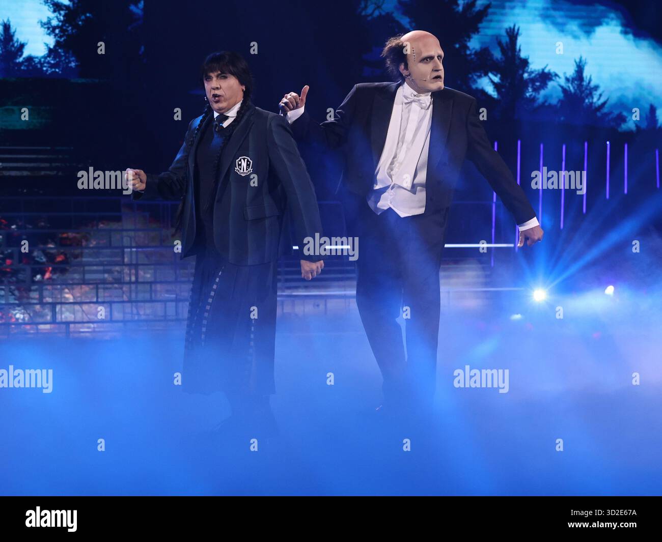 Roma, Italia. 31 ottobre 2025. Roma, studi Rai ex caro, programma televisivo "tale e quale Show". Nella foto: Gabriele Cirilli impersonava mercoledì, Flavio Insinna impersonava Frankenstein. Credito: Agenzia fotografica indipendente/Alamy Live News Foto Stock