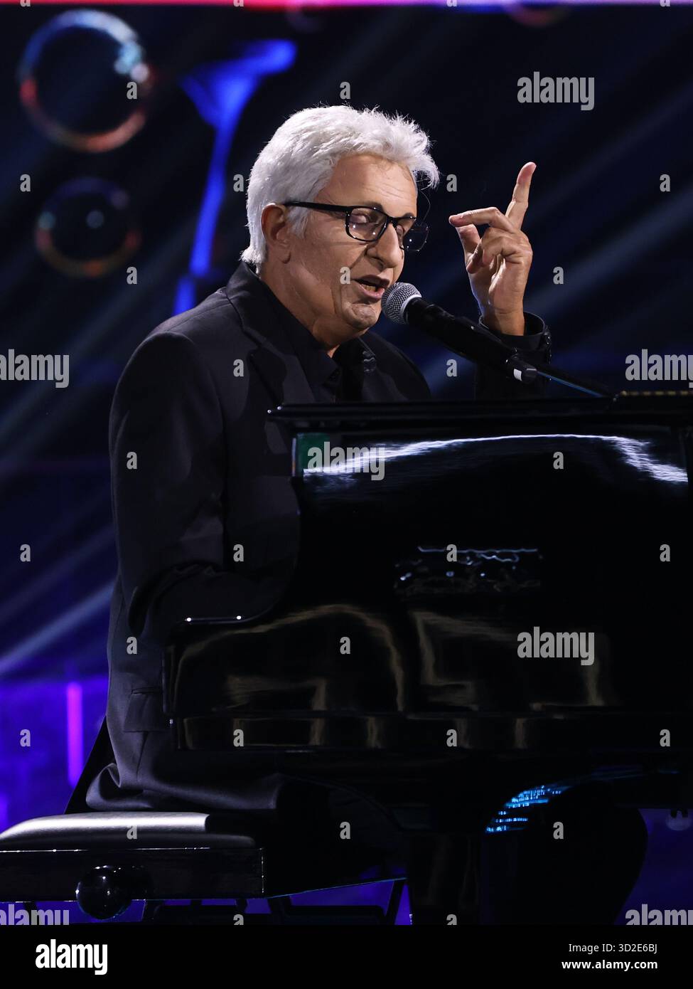 Roma, Italia. 31 ottobre 2025. Roma, studi Rai ex caro, programma televisivo "tale e quale Show". Nella foto: Gianni Ippoliti imita Peppino di Capri. Credito: Agenzia fotografica indipendente/Alamy Live News Foto Stock