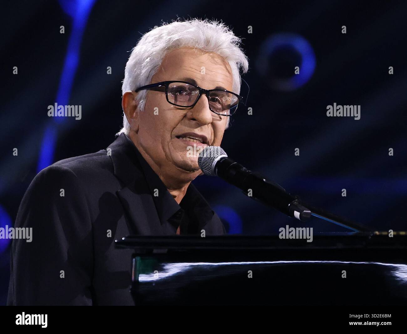 Roma, Italia. 31 ottobre 2025. Roma, studi Rai ex caro, programma televisivo "tale e quale Show". Nella foto: Gianni Ippoliti imita Peppino di Capri. Credito: Agenzia fotografica indipendente/Alamy Live News Foto Stock