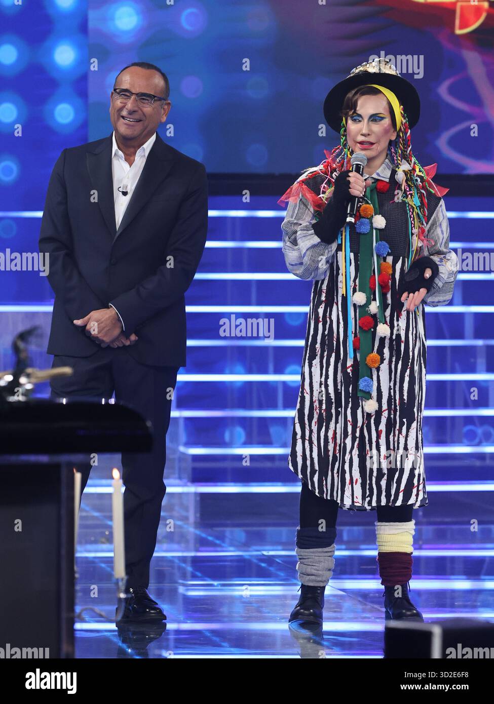 Roma, Italia. 31 ottobre 2025. Roma, studi Rai ex caro, programma televisivo "tale e quale Show". Nella foto Carmen di Pietro imita il ragazzo George e Carlo conti. Credito: Agenzia fotografica indipendente/Alamy Live News Foto Stock