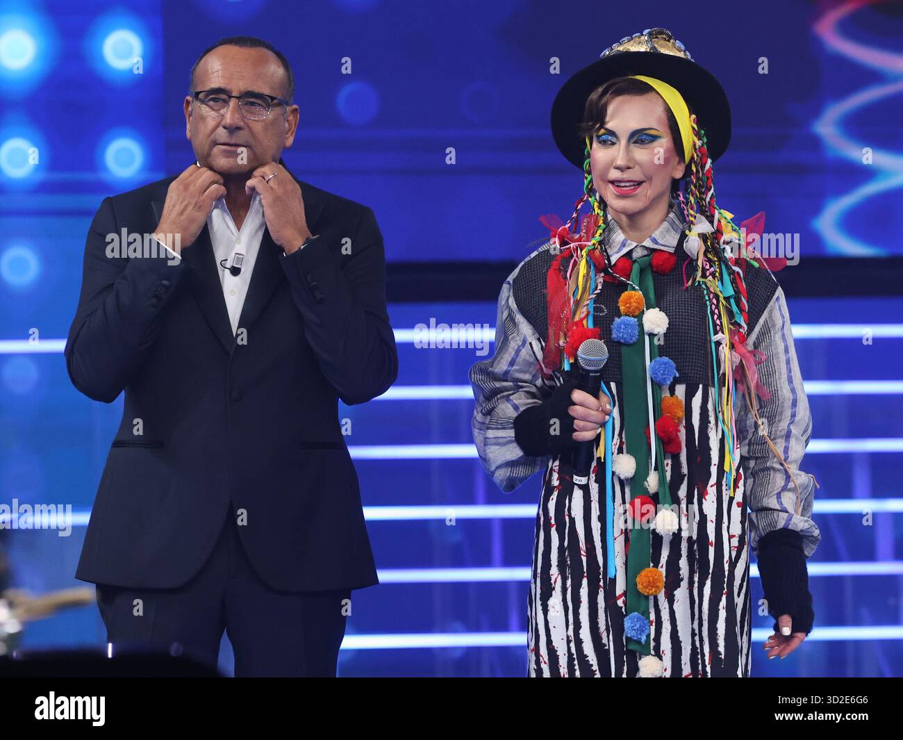 Roma, Italia. 31 ottobre 2025. Roma, studi Rai ex caro, programma televisivo "tale e quale Show". Nella foto Carmen di Pietro imita il ragazzo George e Carlo conti. Credito: Agenzia fotografica indipendente/Alamy Live News Foto Stock