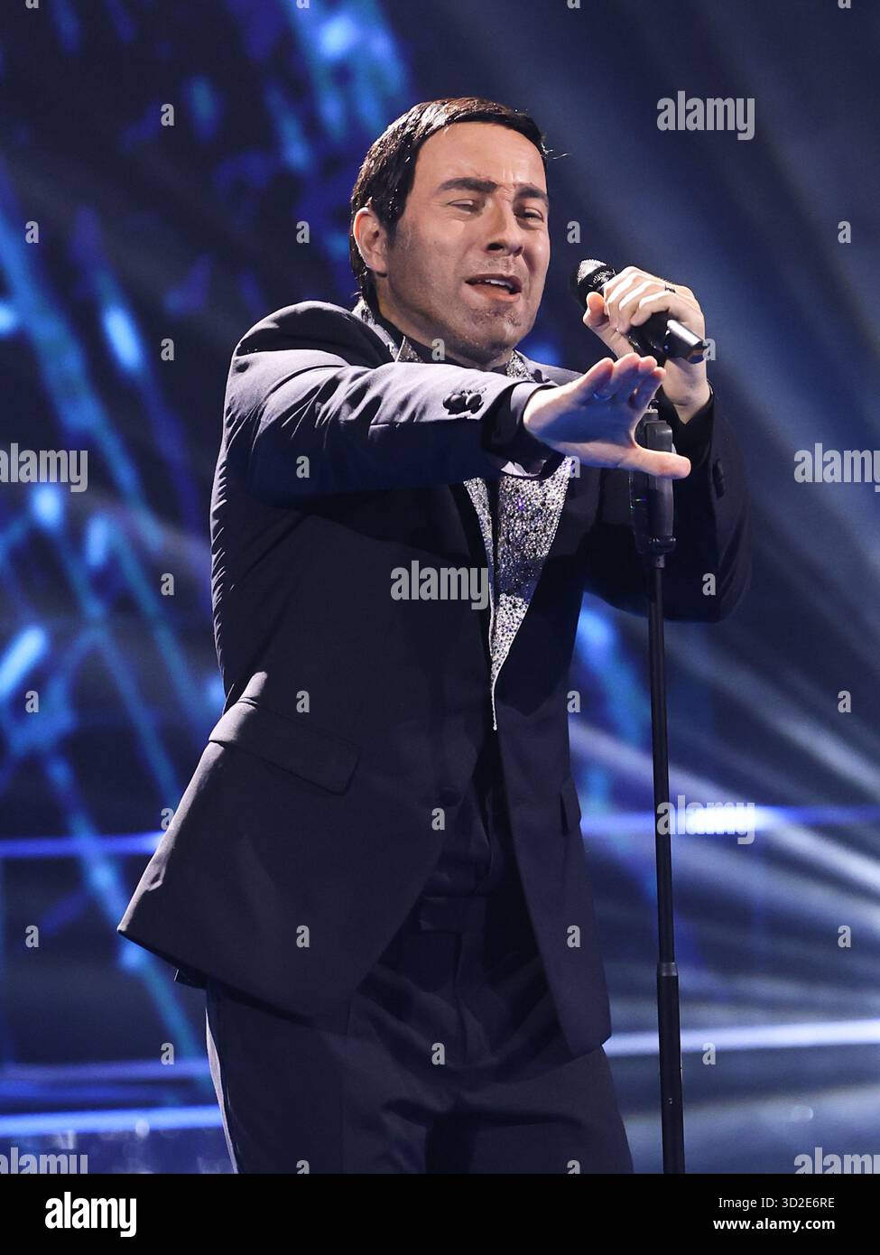 Roma, Italia. 31 ottobre 2025. Roma, studi Rai ex caro, programma televisivo "tale e quale Show". Nella foto: Samuele Cavallo imita Diodato. Credito: Agenzia fotografica indipendente/Alamy Live News Foto Stock