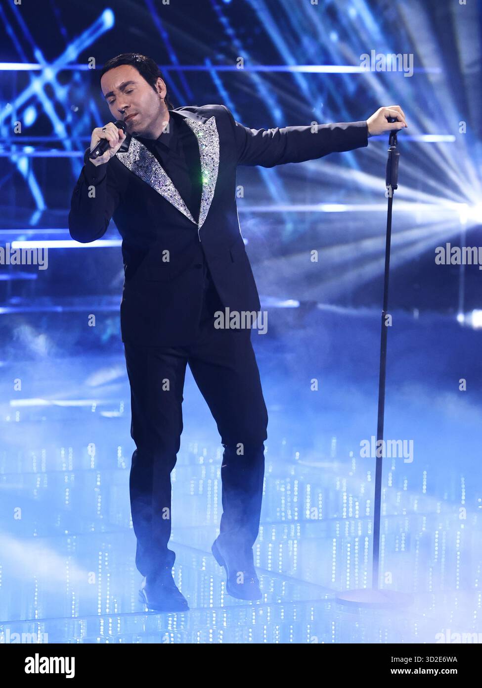 Roma, Italia. 31 ottobre 2025. Roma, studi Rai ex caro, programma televisivo "tale e quale Show". Nella foto: Samuele Cavallo imita Diodato. Credito: Agenzia fotografica indipendente/Alamy Live News Foto Stock