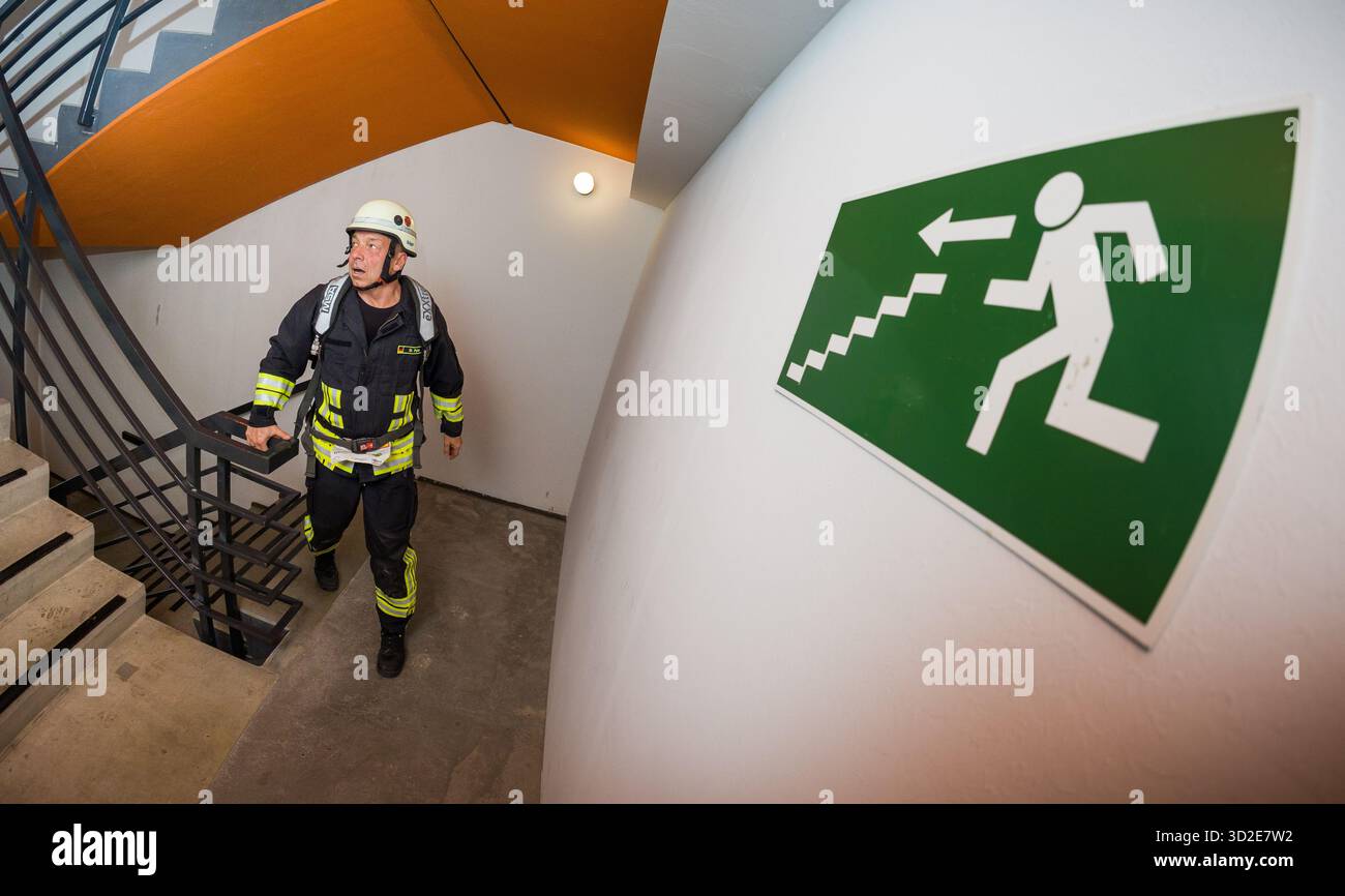 Hannover, Germania. 1 novembre 2025. Un vigile del fuoco prende parte alla corsa di otto ore. Le squadre dei vigili del fuoco sono su e giù per 18 piani del Congress Hotel am Stadtpark per otto ore. Chi conquista più piani vince. Crediti: Moritz Frankenberg/dpa/Alamy Live News Foto Stock