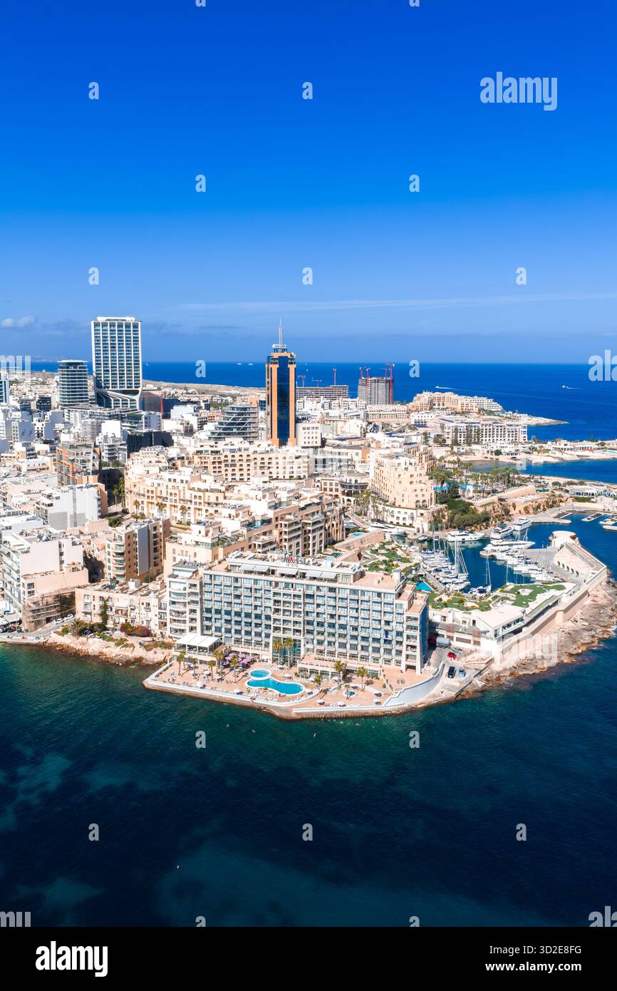 Panoramica aerea dello skyline del lungomare di Sliema e del porticciolo di Malta Foto Stock