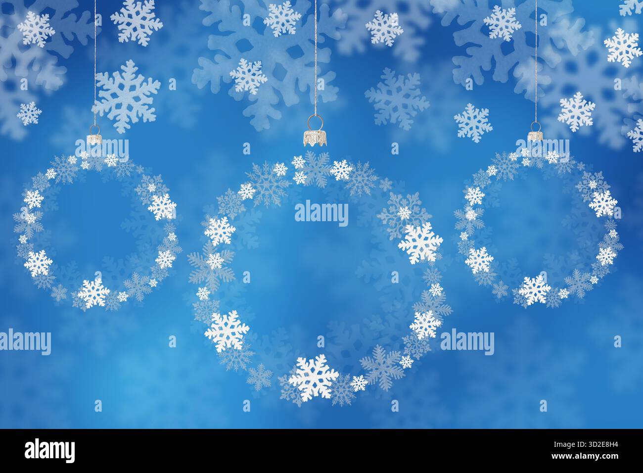 Sfondo blu natalizio di fiocchi di neve bianchi a forma di palla su un albero di Natale. Cartolina per Capodanno e Natale con spazio per saluti, etichette e il tuo design. Foto Stock