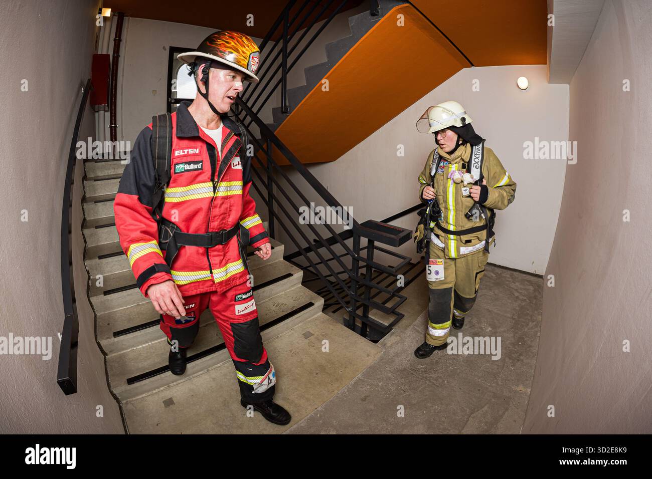 Hannover, Germania. 1 novembre 2025. Due vigili del fuoco prendono parte alla corsa di otto ore sulle scale. Le squadre dei vigili del fuoco sono su e giù per 18 piani del Congress Hotel am Stadtpark per otto ore. Chi conquista più piani vince. Crediti: Moritz Frankenberg/dpa/Alamy Live News Foto Stock