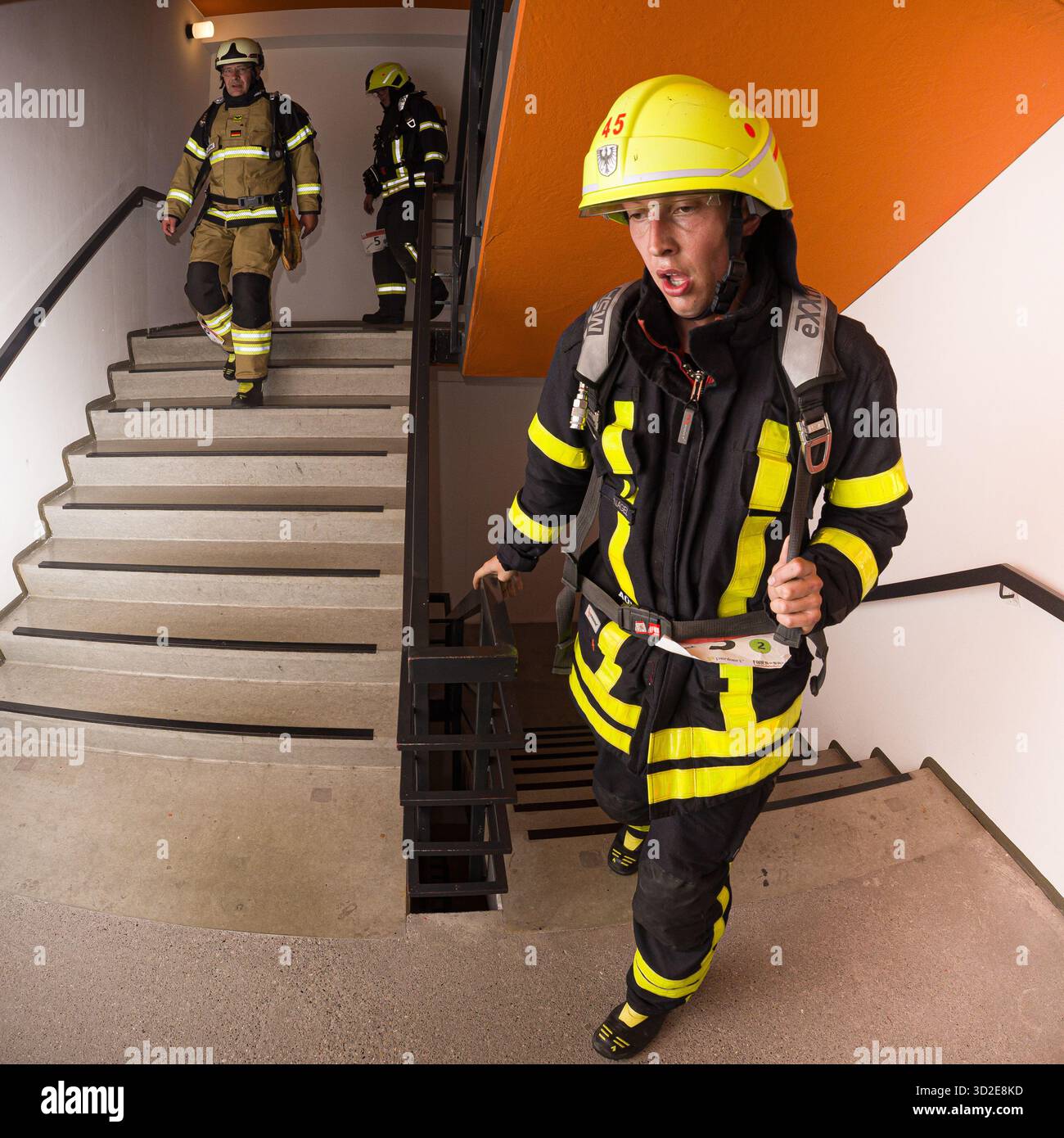 Hannover, Germania. 1 novembre 2025. I vigili del fuoco prendono parte alla corsa delle scale di otto ore. Le squadre dei vigili del fuoco sono su e giù per 18 piani del Congress Hotel am Stadtpark per otto ore. Chi conquista più piani vince. Crediti: Moritz Frankenberg/dpa/Alamy Live News Foto Stock
