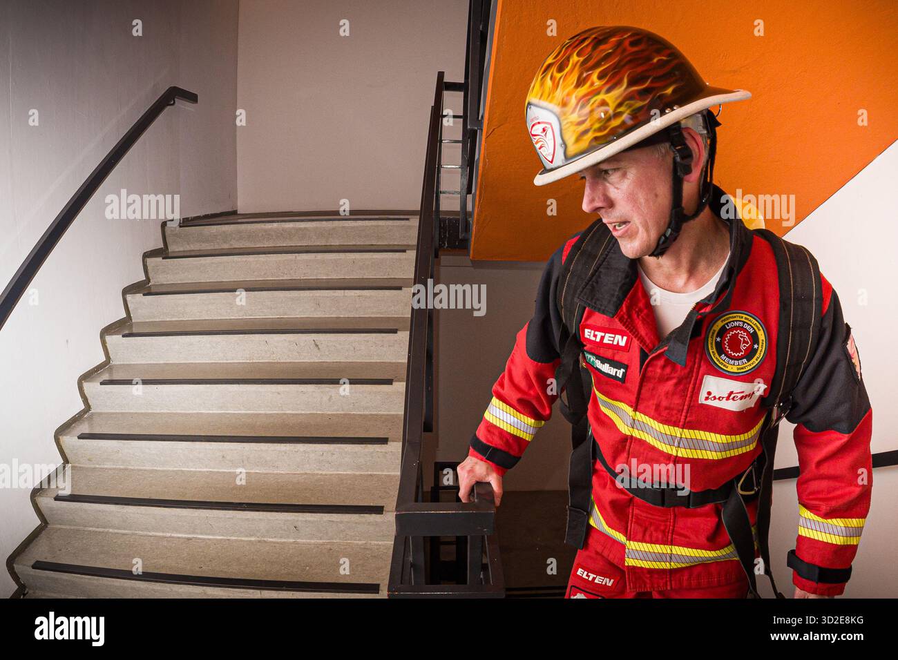 Hannover, Germania. 1 novembre 2025. Un vigile del fuoco prende parte alla corsa di otto ore. Le squadre dei vigili del fuoco sono su e giù per 18 piani del Congress Hotel am Stadtpark per otto ore. Chi conquista più piani vince. Crediti: Moritz Frankenberg/dpa/Alamy Live News Foto Stock