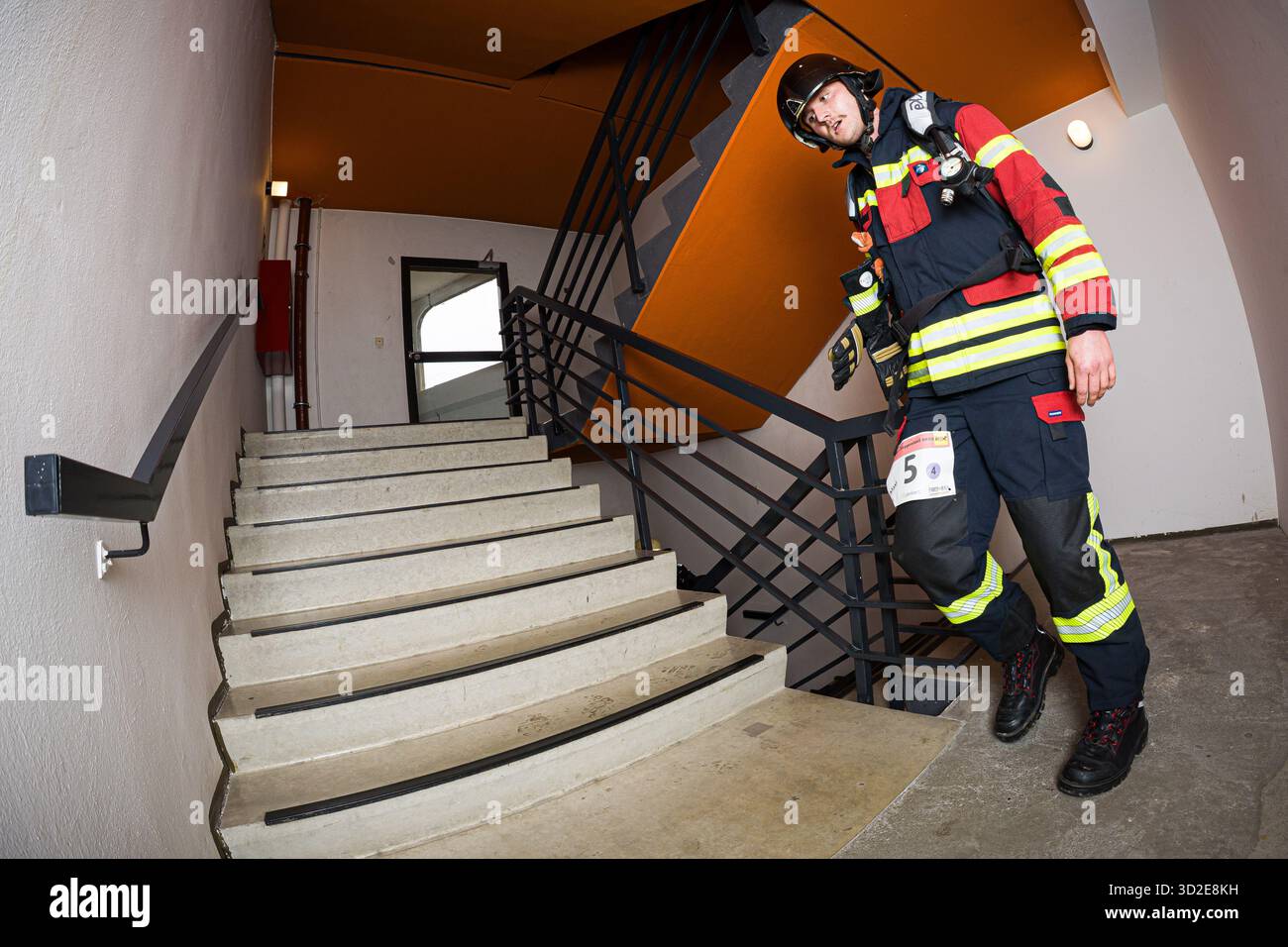 Hannover, Germania. 1 novembre 2025. Un vigile del fuoco prende parte alla corsa di otto ore. Le squadre dei vigili del fuoco sono su e giù per 18 piani del Congress Hotel am Stadtpark per otto ore. Chi conquista più piani vince. Crediti: Moritz Frankenberg/dpa/Alamy Live News Foto Stock