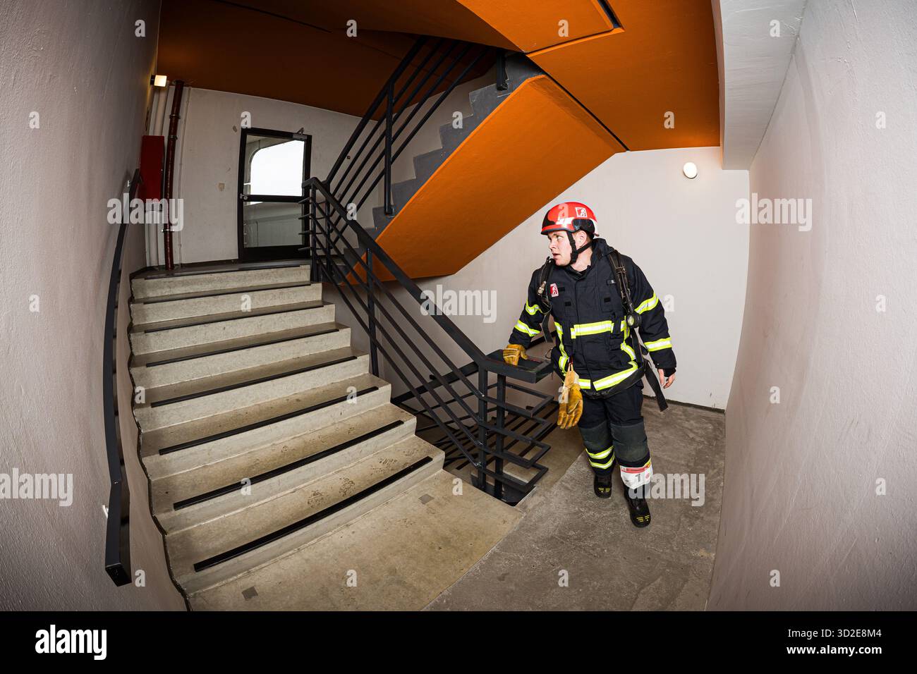 Hannover, Germania. 1 novembre 2025. Un vigile del fuoco prende parte alla corsa di otto ore. Le squadre dei vigili del fuoco sono su e giù per 18 piani del Congress Hotel am Stadtpark per otto ore. Chi conquista più piani vince. Crediti: Moritz Frankenberg/dpa/Alamy Live News Foto Stock