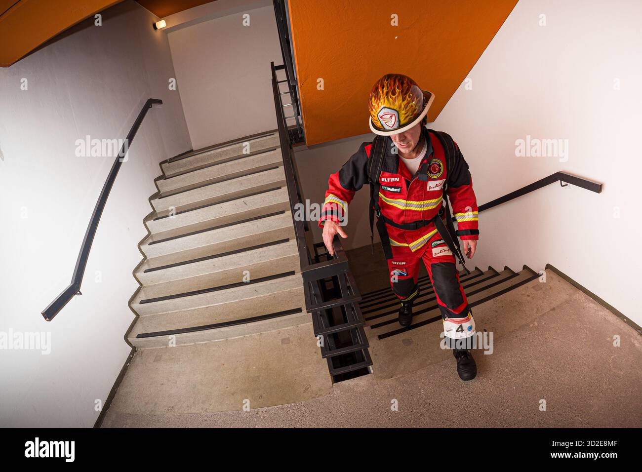 Hannover, Germania. 1 novembre 2025. Un vigile del fuoco prende parte alla corsa di otto ore. Le squadre dei vigili del fuoco sono su e giù per 18 piani del Congress Hotel am Stadtpark per otto ore. Chi conquista più piani vince. Crediti: Moritz Frankenberg/dpa/Alamy Live News Foto Stock