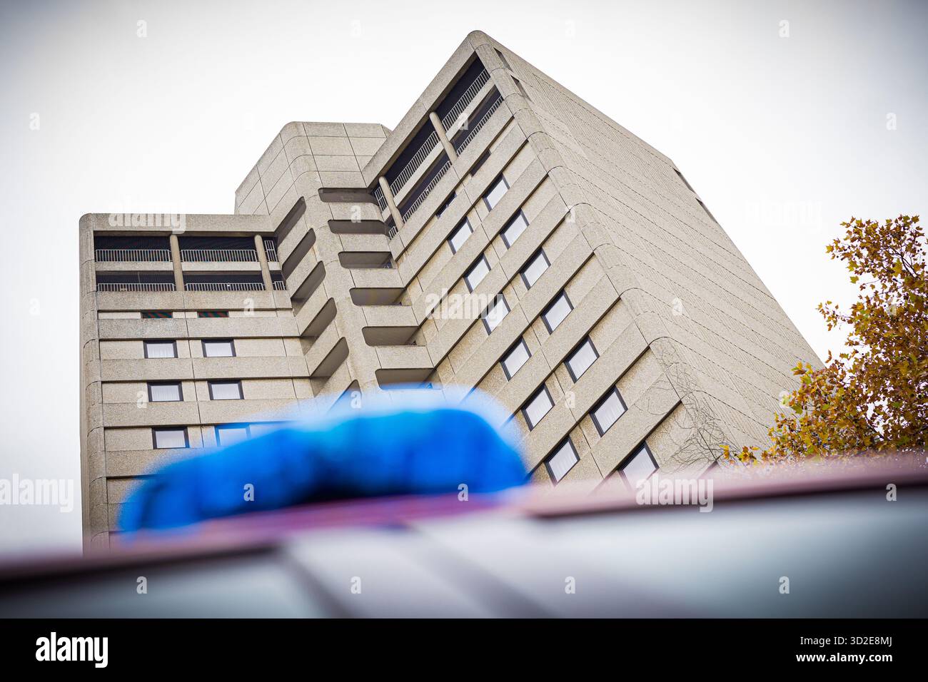 Hannover, Germania. 1 novembre 2025. Il Congress Hotel Am Stadtpark. Le squadre dei vigili del fuoco sono su e giù per 18 piani per otto ore. Chi conquista più piani vince. Crediti: Moritz Frankenberg/dpa/Alamy Live News Foto Stock
