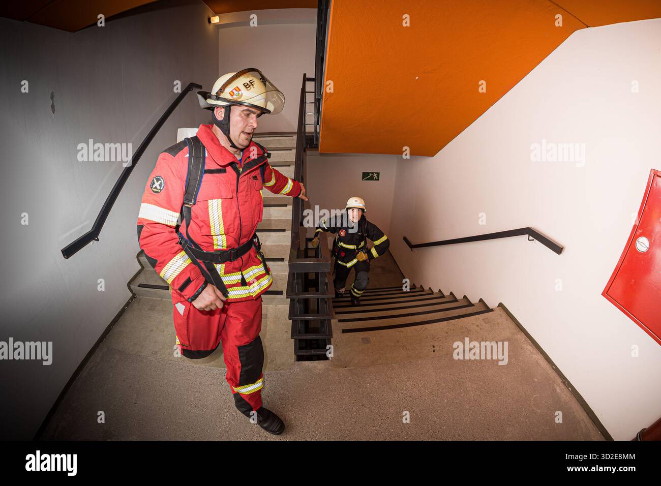 Hannover, Germania. 1 novembre 2025. I vigili del fuoco prendono parte alla corsa delle scale di otto ore. Le squadre dei vigili del fuoco sono su e giù per 18 piani del Congress Hotel am Stadtpark per otto ore. Chi conquista più piani vince. Crediti: Moritz Frankenberg/dpa/Alamy Live News Foto Stock