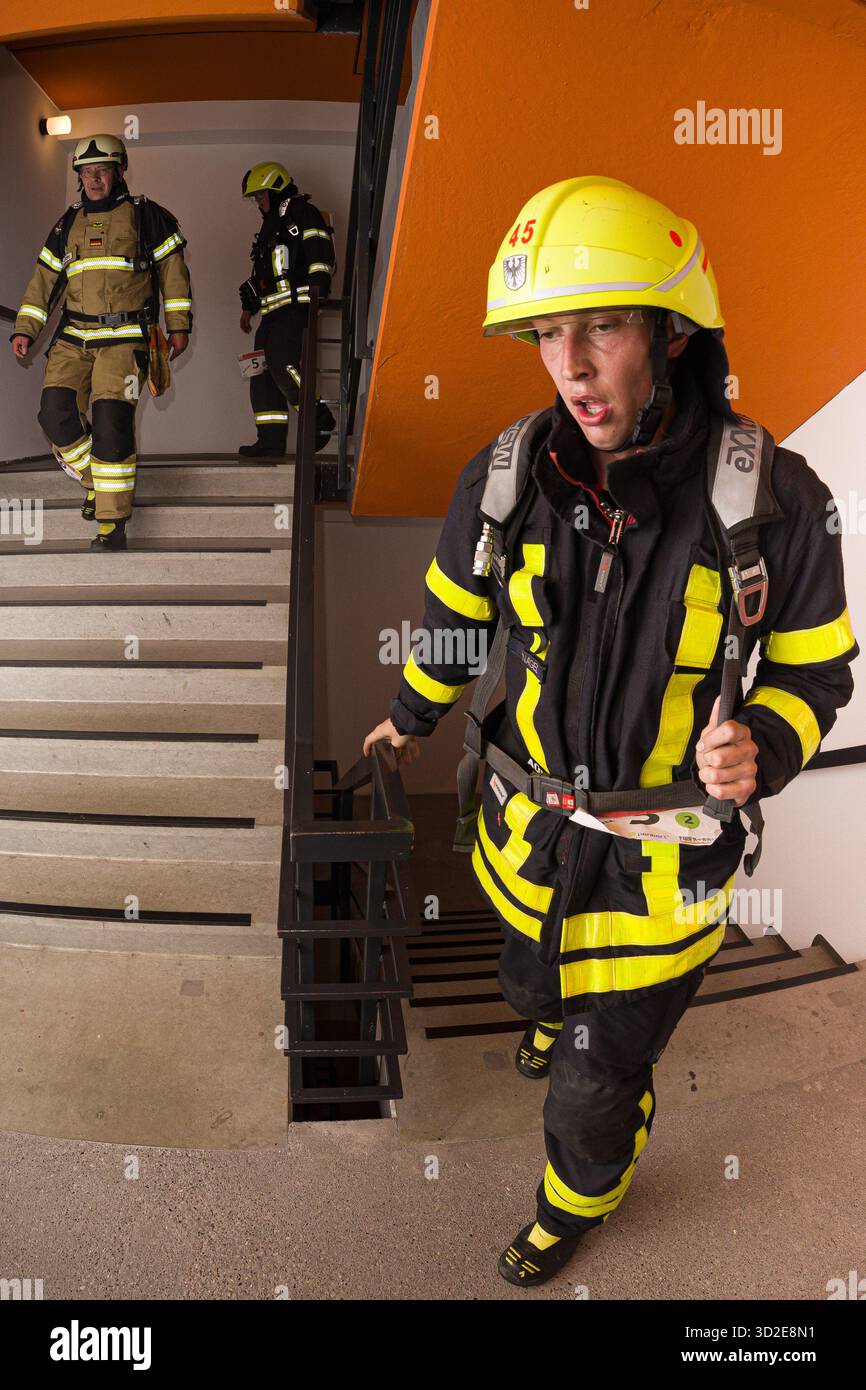 Hannover, Germania. 1 novembre 2025. I vigili del fuoco prendono parte alla corsa delle scale di otto ore. Le squadre dei vigili del fuoco sono su e giù per 18 piani del Congress Hotel am Stadtpark per otto ore. Chi conquista più piani vince. Crediti: Moritz Frankenberg/dpa/Alamy Live News Foto Stock