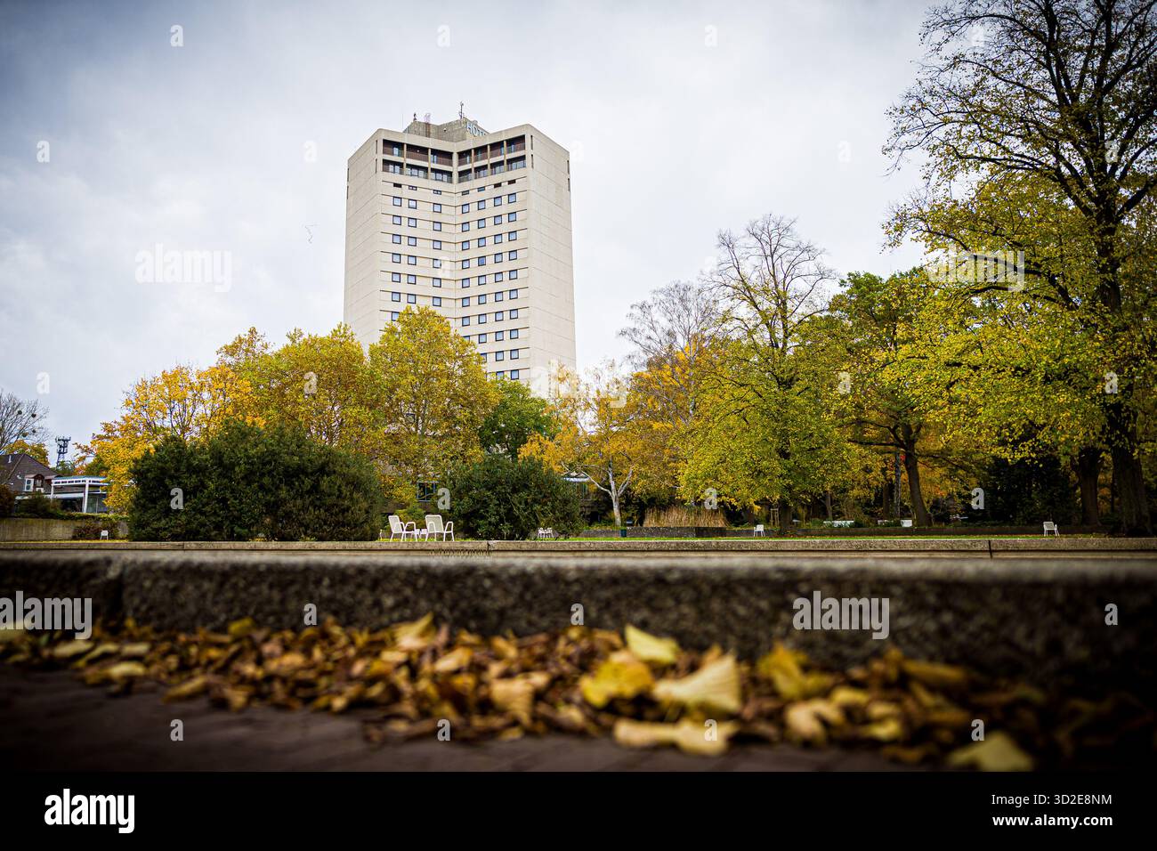 Hannover, Germania. 1 novembre 2025. Il Congress Hotel Am Stadtpark. Le squadre dei vigili del fuoco sono su e giù per 18 piani per otto ore. Chi conquista più piani vince. Crediti: Moritz Frankenberg/dpa/Alamy Live News Foto Stock