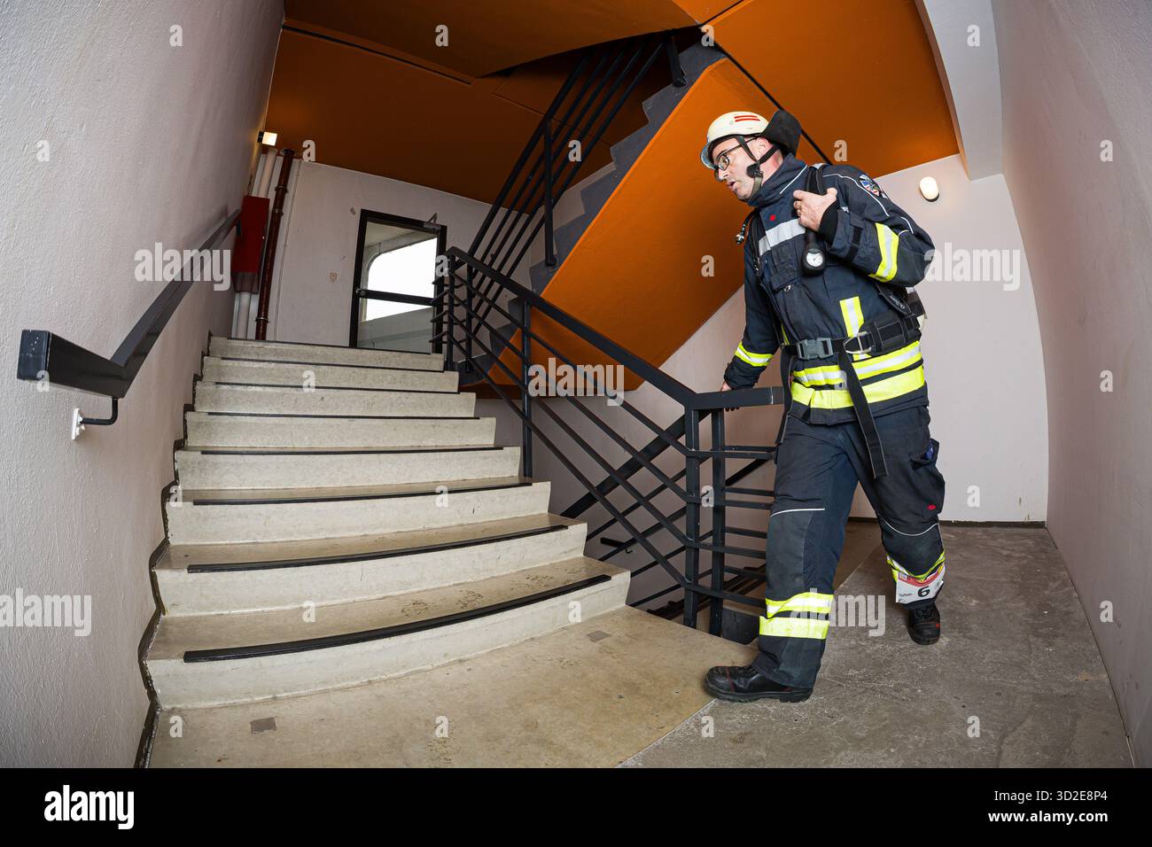 Hannover, Germania. 1 novembre 2025. Un vigile del fuoco prende parte alla corsa di otto ore. Le squadre dei vigili del fuoco sono su e giù per 18 piani del Congress Hotel am Stadtpark per otto ore. Chi conquista più piani vince. Crediti: Moritz Frankenberg/dpa/Alamy Live News Foto Stock