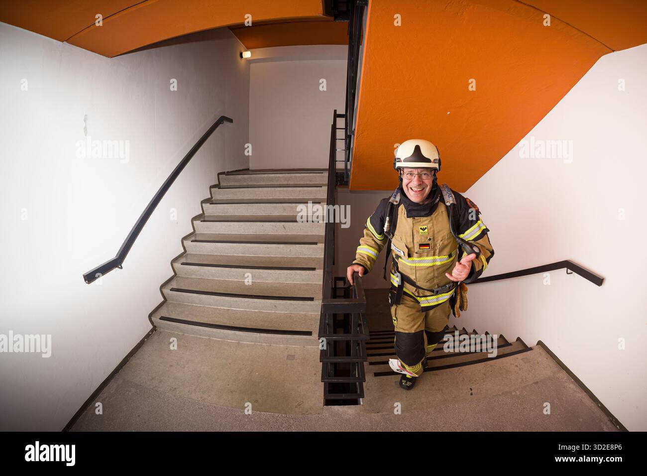 Hannover, Germania. 1 novembre 2025. Un vigile del fuoco prende parte alla corsa di otto ore. Le squadre dei vigili del fuoco sono su e giù per 18 piani del Congress Hotel am Stadtpark per otto ore. Chi conquista più piani vince. Crediti: Moritz Frankenberg/dpa/Alamy Live News Foto Stock