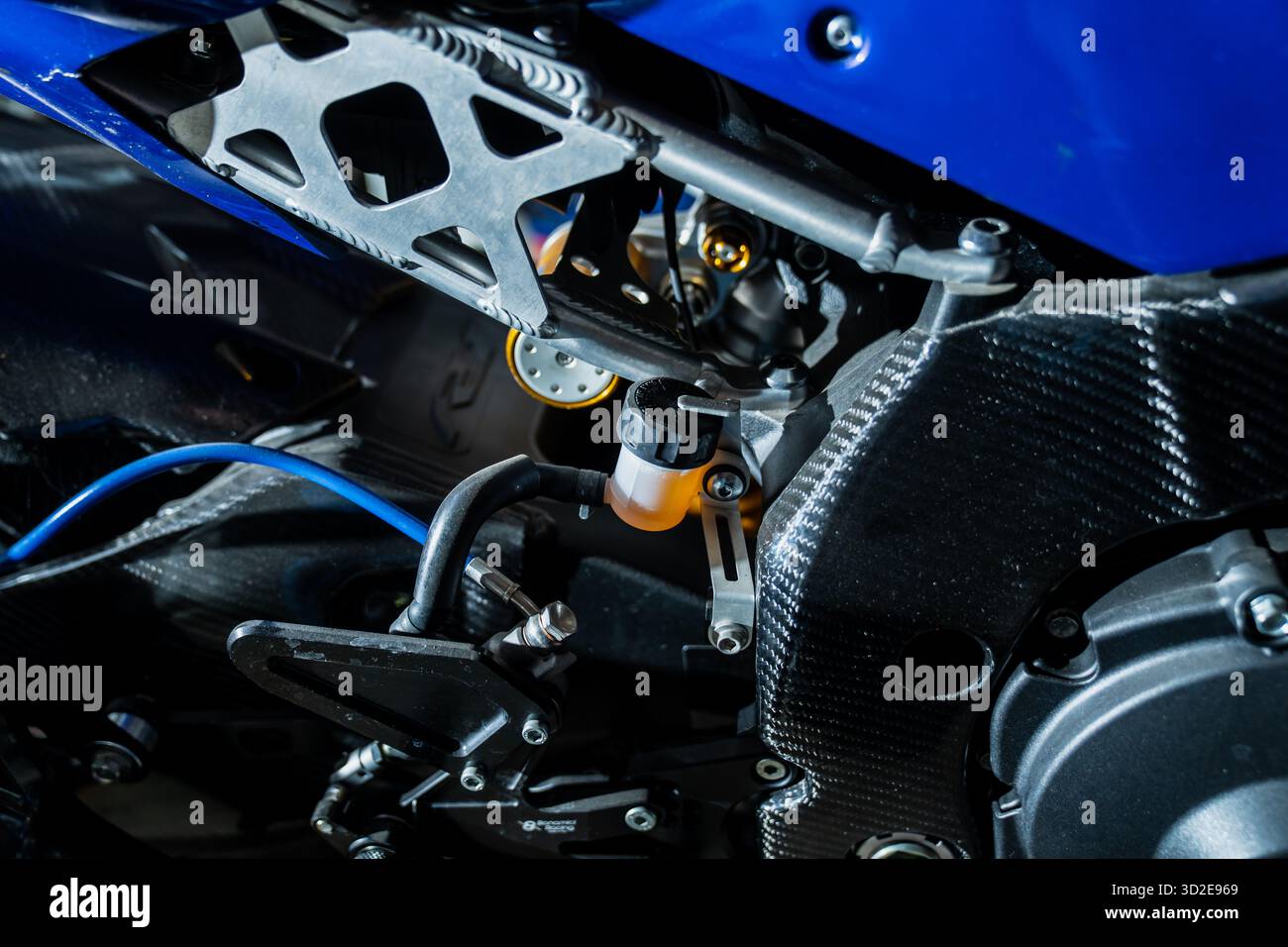 Dettagli meccanici delle moto sportive con corpo in fibra di carbonio, telaio in metallo e serbatoio del freno idraulico che rappresentano tecnologia, velocità e motore moderno Foto Stock