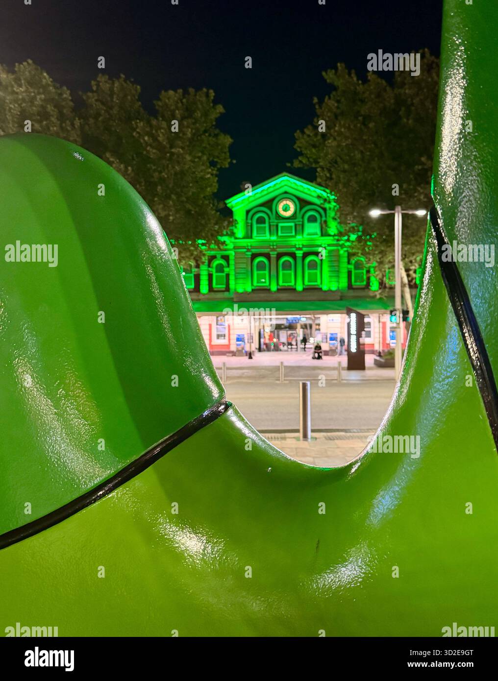 Facciata d'ingresso alla stazione ferroviaria di Perth illuminata di verde per abbinare il Cactus Giant, fai crescere il tuo, scultura di James Angus Forrest Place Perth - Immagine stock catturata con smartphone