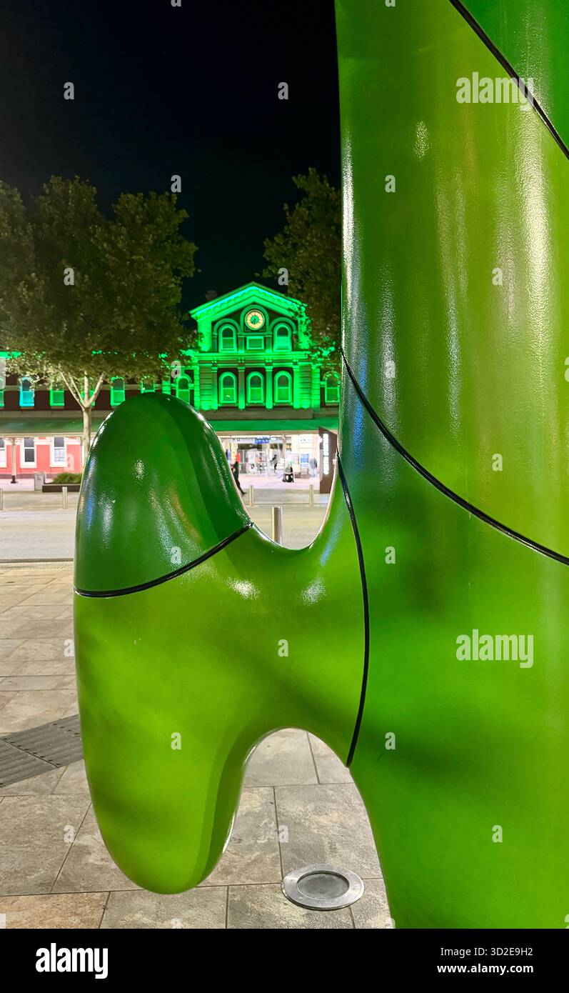 Facciata d'ingresso alla stazione ferroviaria di Perth illuminata di verde per abbinare il Cactus Giant, fai crescere il tuo, scultura di James Angus Forrest Place Perth - Immagine stock catturata con smartphone