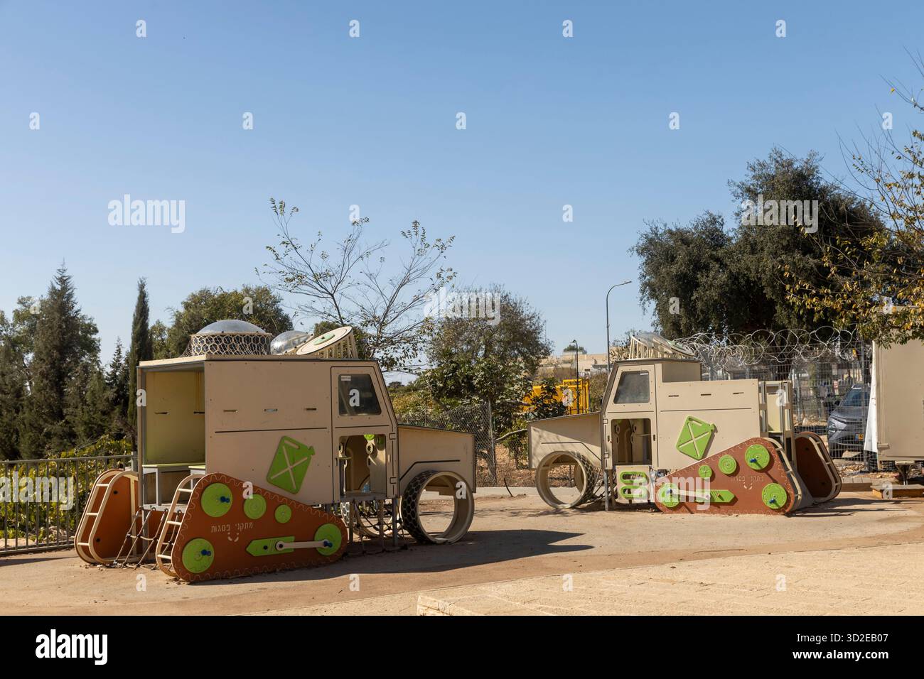 Gush Etzion, Israele. 31 ottobre 2025, due strutture di parco giochi in stile militare, simili a carri armati, in compensato e binari di plastica, in un'area esterna sottostante Foto Stock