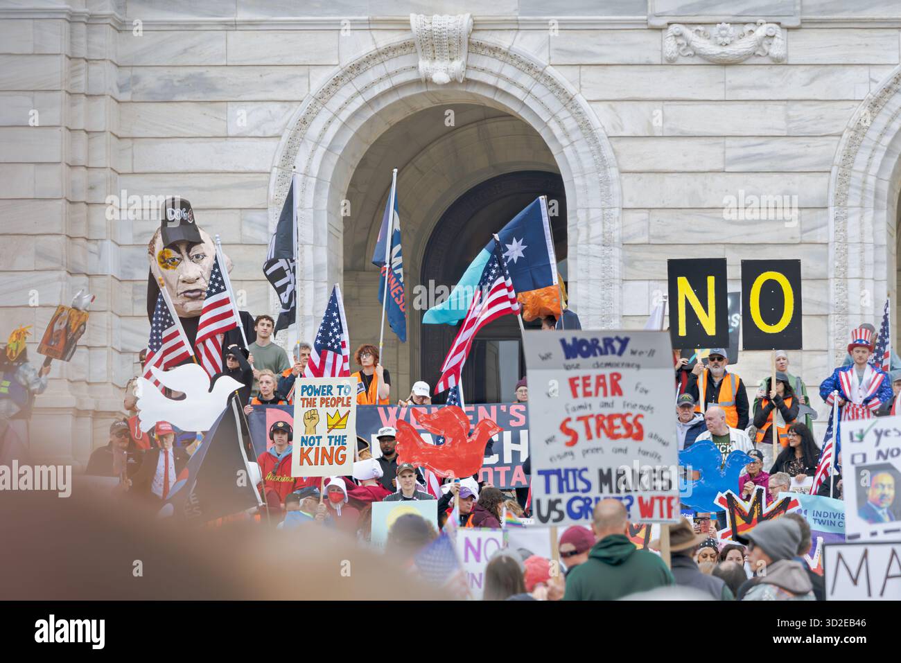 Decine di migliaia di persone protestano al Campidoglio dello stato del Minnesota con lo striscione "NO KINGS", segnali politici e bandiere nella manifestazione anti-Trump, 14 giugno 2025, Stati Uniti Foto Stock
