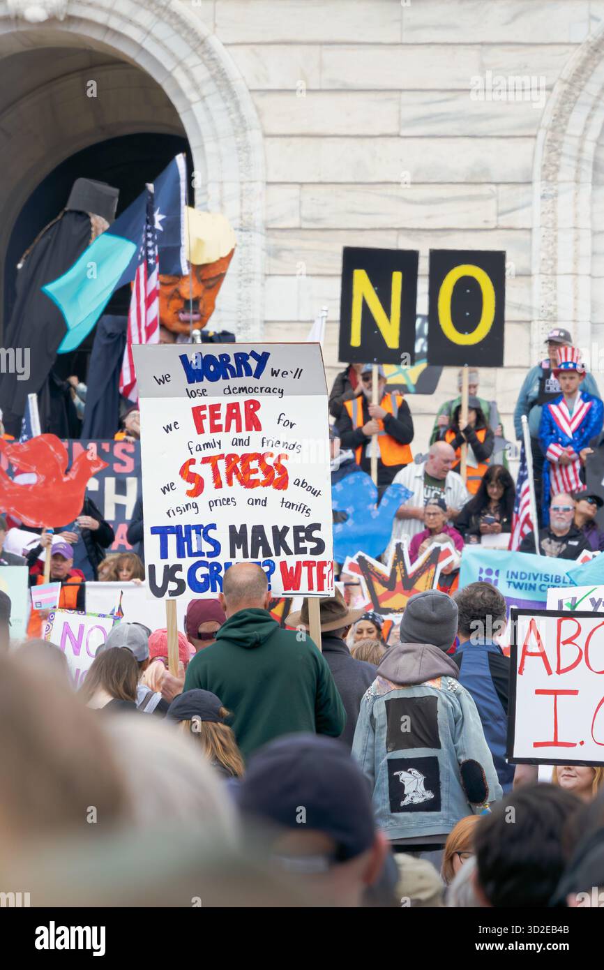 Decine di migliaia di persone protestano al Campidoglio dello stato del Minnesota con lo striscione "NO KINGS", segnali politici e bandiere nella manifestazione anti-Trump, 14 giugno 2025, Stati Uniti Foto Stock