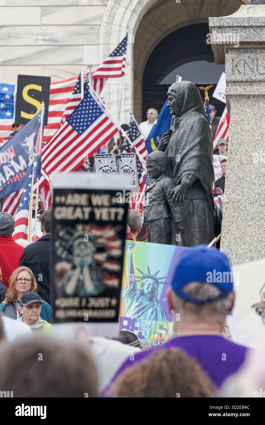 Decine di migliaia di persone protestano al Campidoglio dello stato del Minnesota con lo striscione "NO KINGS", segnali politici e bandiere nella manifestazione anti-Trump, 14 giugno 2025, Stati Uniti Foto Stock