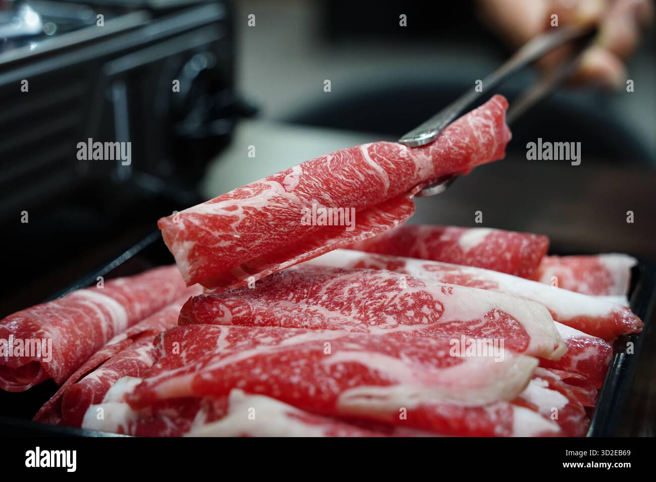 Manzo crudo a fette sottili per Hot Pot o Shabu-Shabu Foto Stock