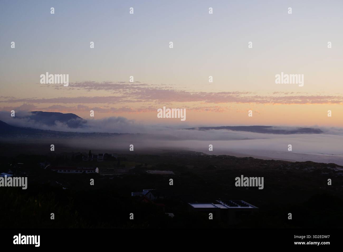 Spiaggia di Noordhoek con nebbia di mare e tramonto, città del Capo, Sud Africa Foto Stock