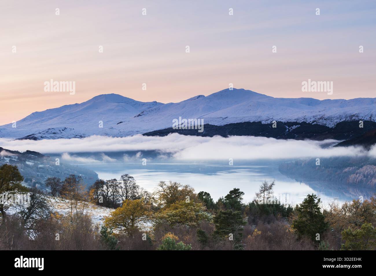 Neve fresca sui Munros di Ben Lawers e Beinn Ghlas, Loch Tay, Perthshire, Scozia, Regno Unito Foto Stock